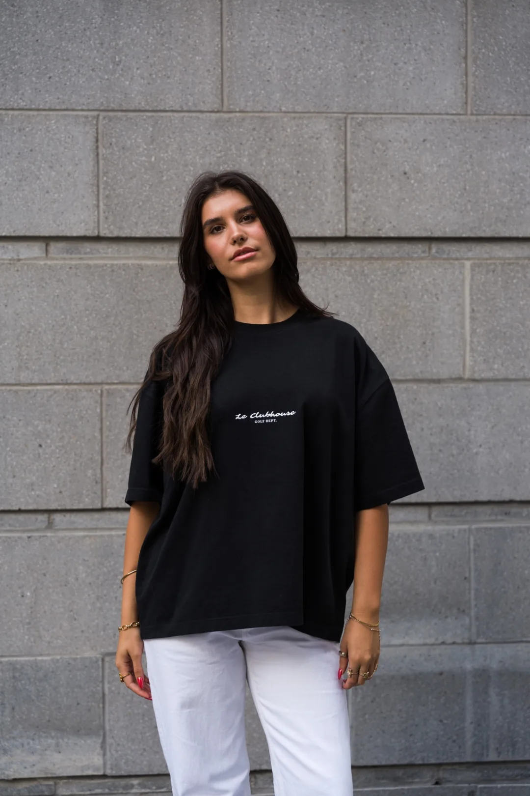 T-shirt noir Le Clubhouse Golf Dept. porté en ville